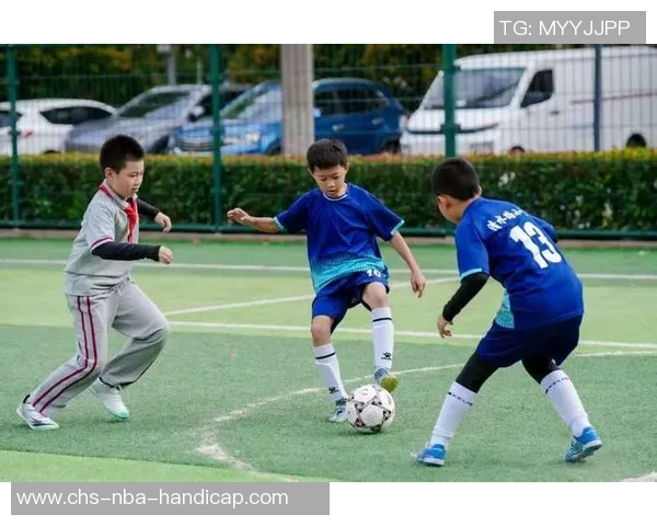 朋友们在绿茵场上挥洒汗水共同踢足球的快乐时光